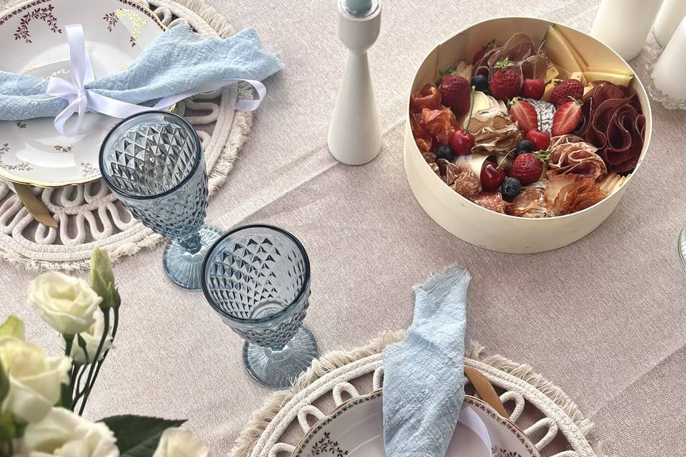 Table bleue et dorée