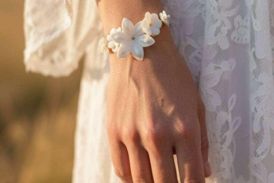 Bracelet fleurs blanches
