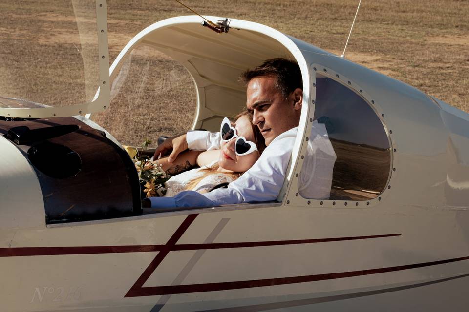 Jeunes mariés dans un avion