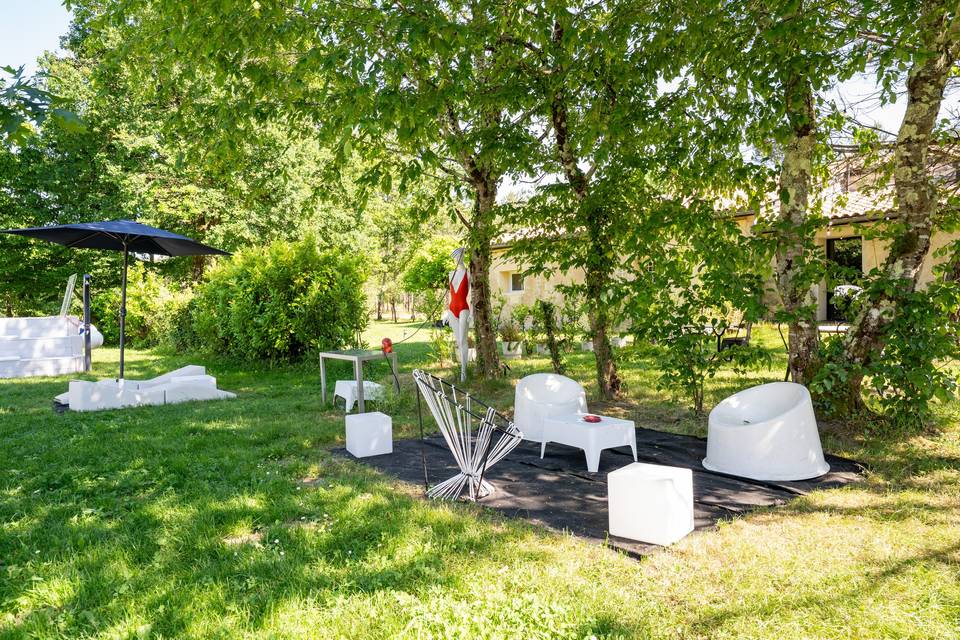 Aménagement Jardin Mobilier sur la pelouse