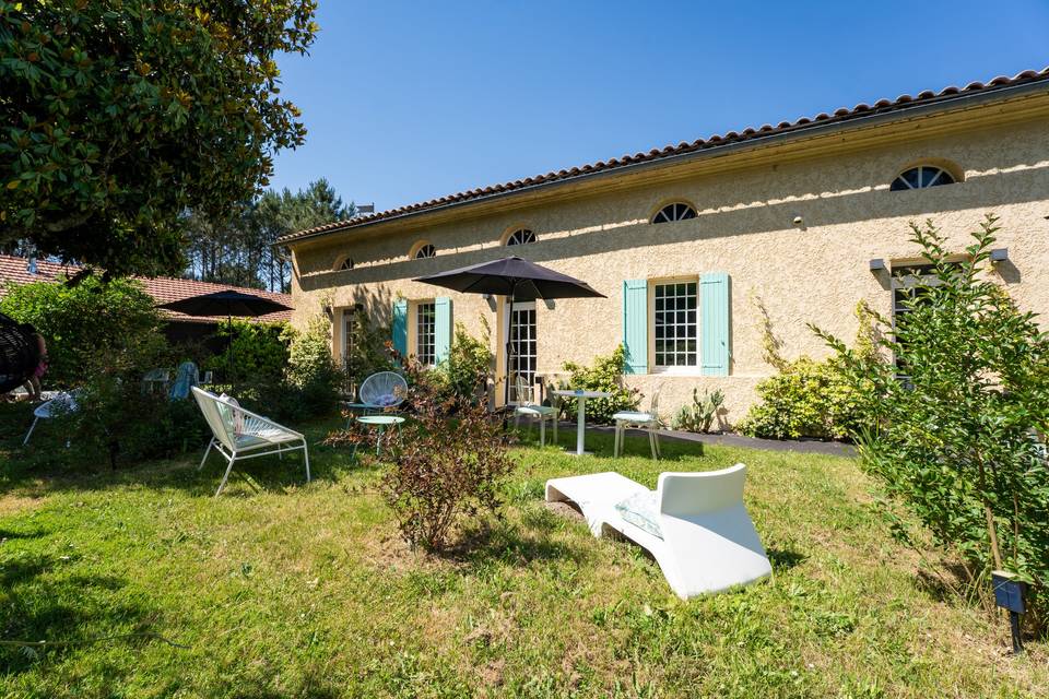 Maison Jardin Façade extérieure avec pelouse