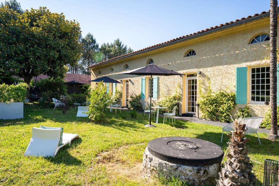 Puits Pierre Coin de bâtiment avec puits