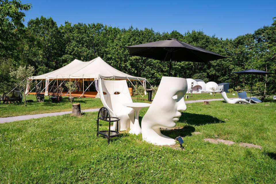 Sculptures Jardin Tente et sculptures blanches