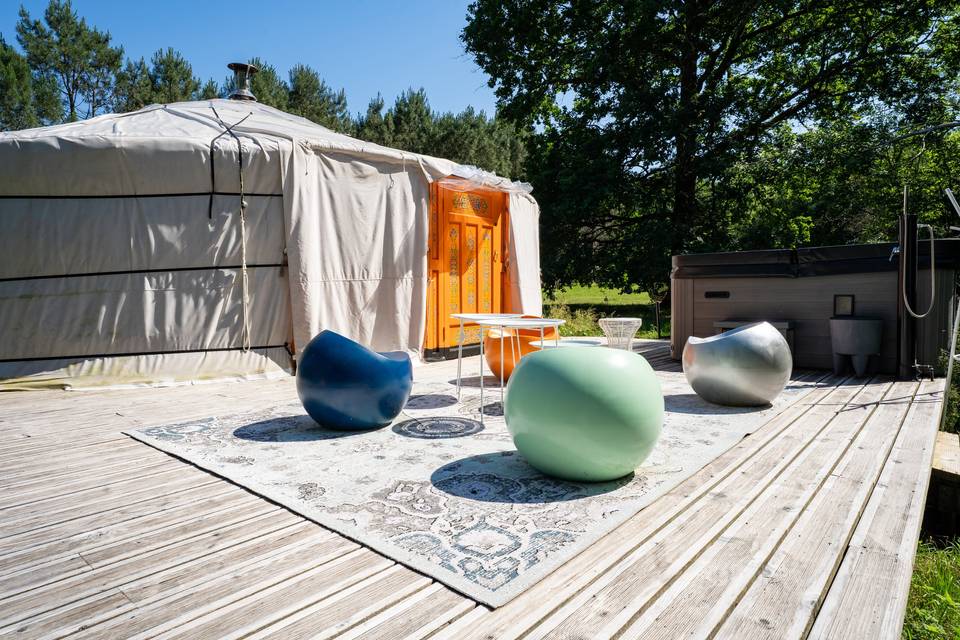 Terrasse Yourte Terrasse extérieure avec poufs