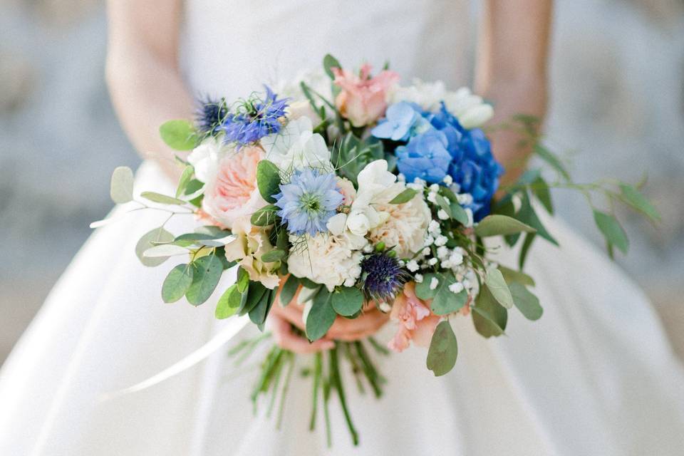 Bouquet de mariée bleu & pêche