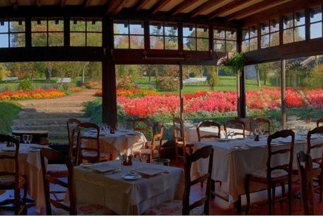 La salle donnant sur le jardin fleuri