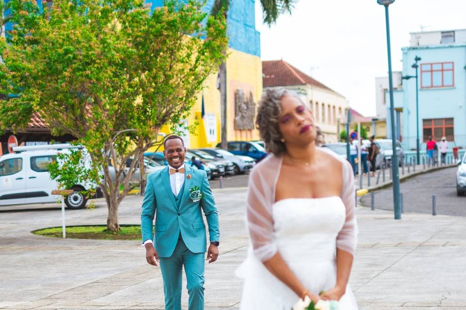 Marié arrivant après la mariée