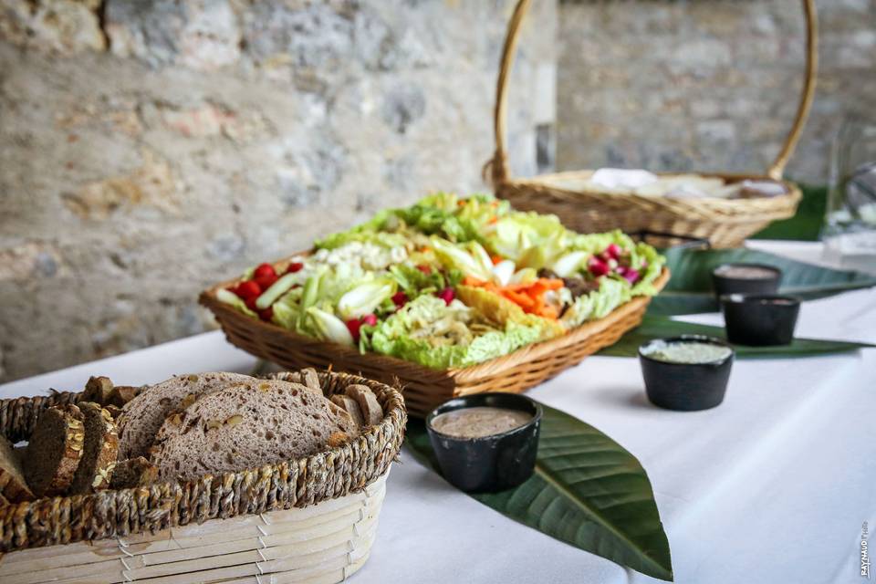 Panier de légumes crus