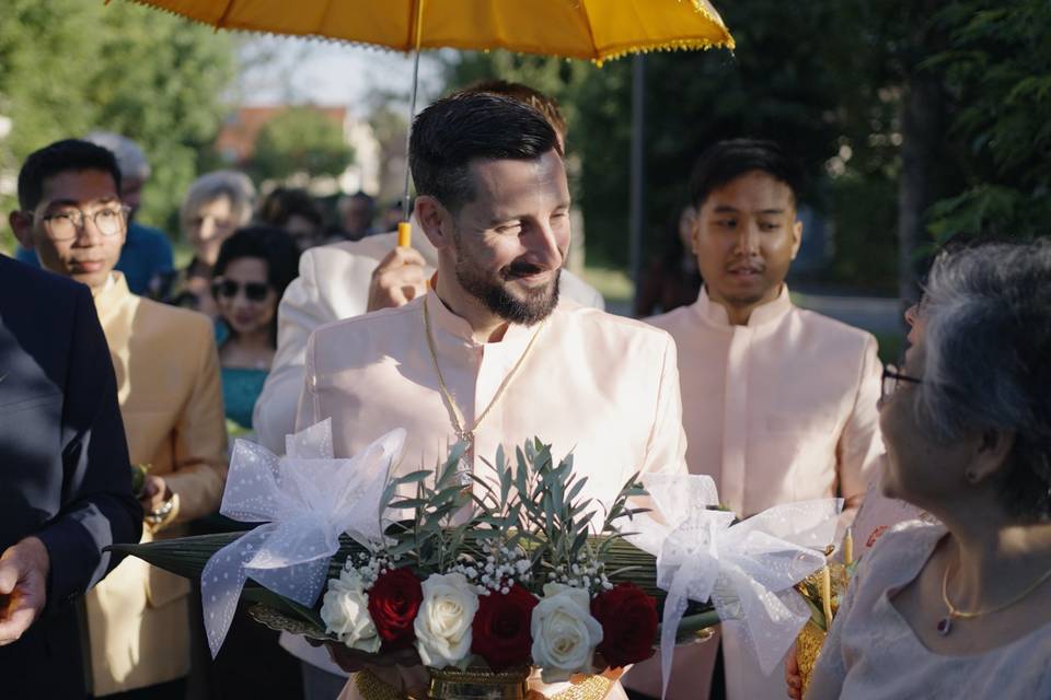 Le marié sous son parasol