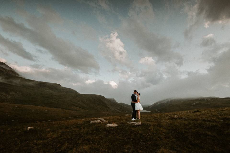 Séance couple à la montagne
