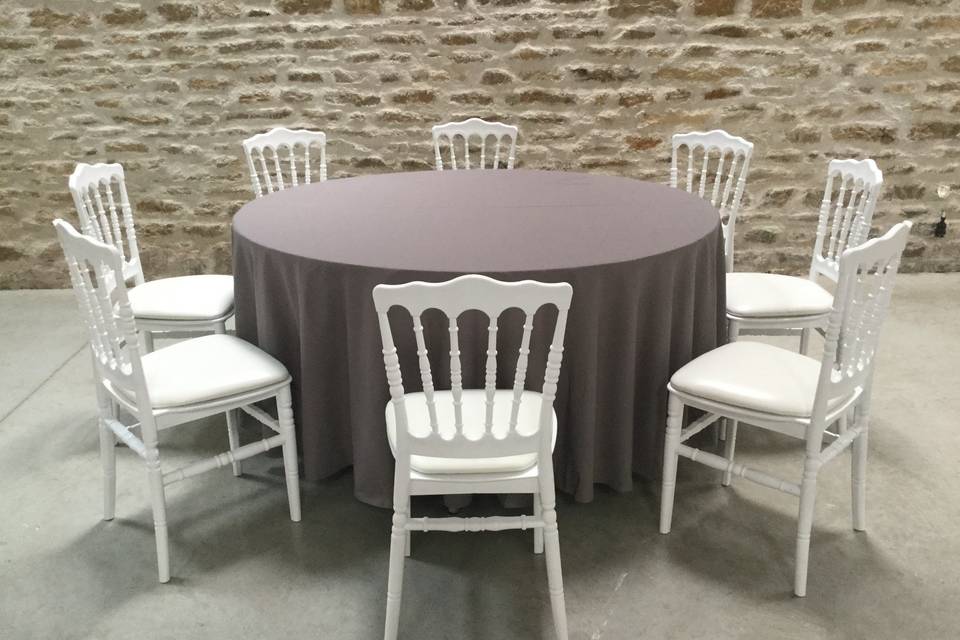 Table avec nappe couleur taupe
