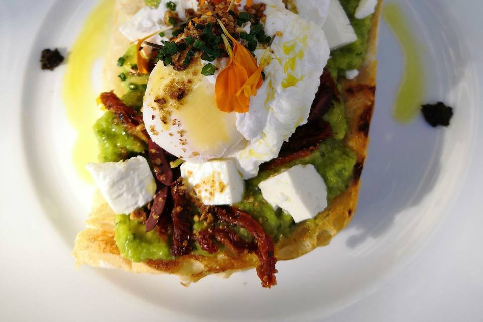 Avocat toasts avec oeuf poché