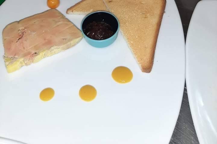 Foie gras avec des toasts