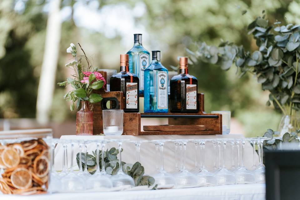 bar_decoration_fleurs_bouteilles