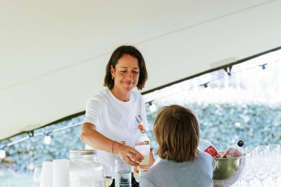 serveuse_bar_exterieur_partage_boisons