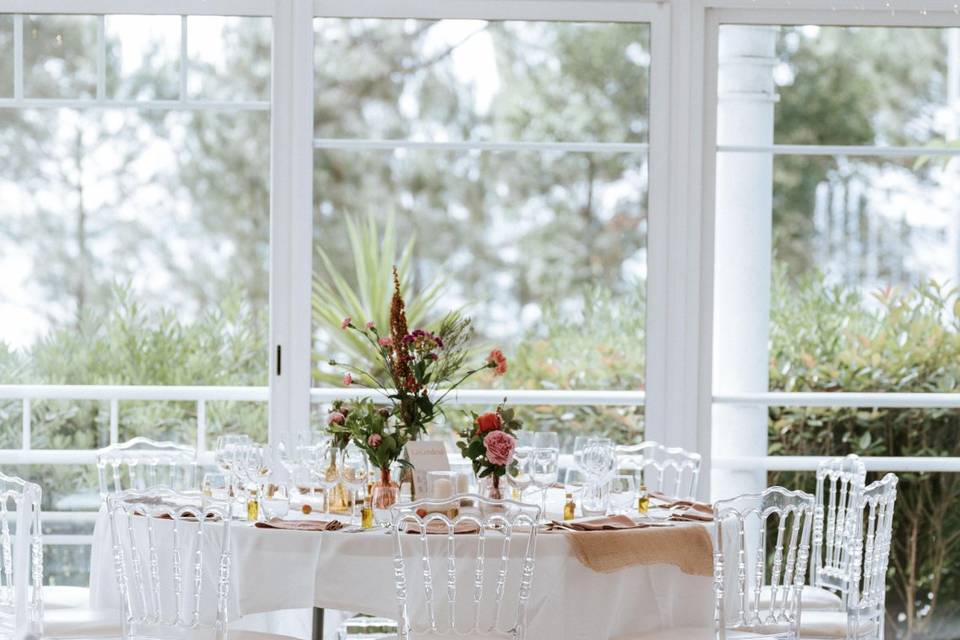 table_ceremonie_chaises_transparentes