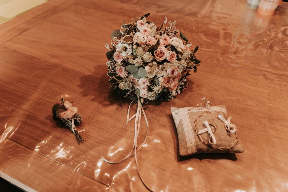 Bouquet de fleur, bague M & T