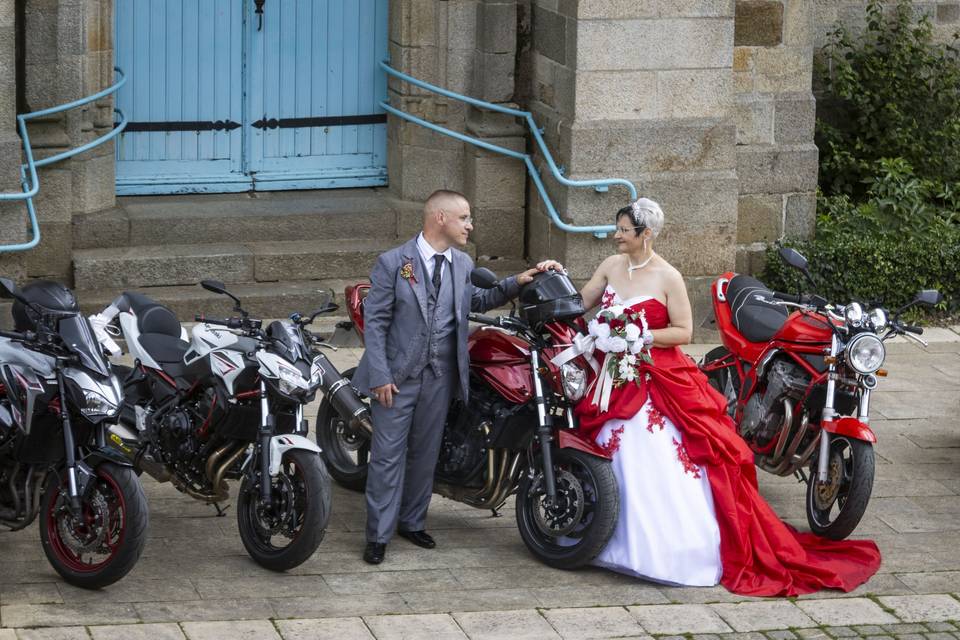 Moto devant l'église M & N