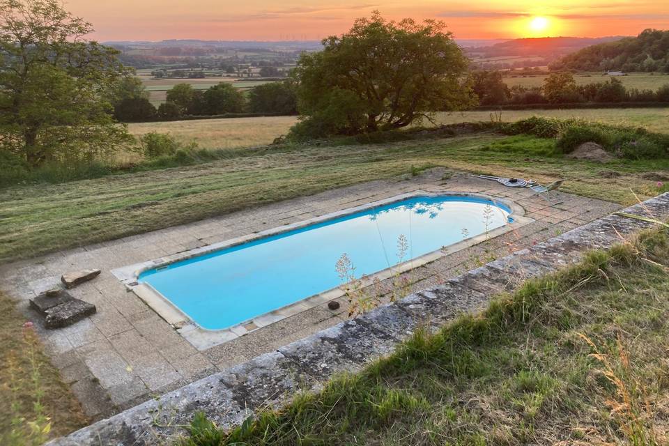 Piscine et soleil couchant