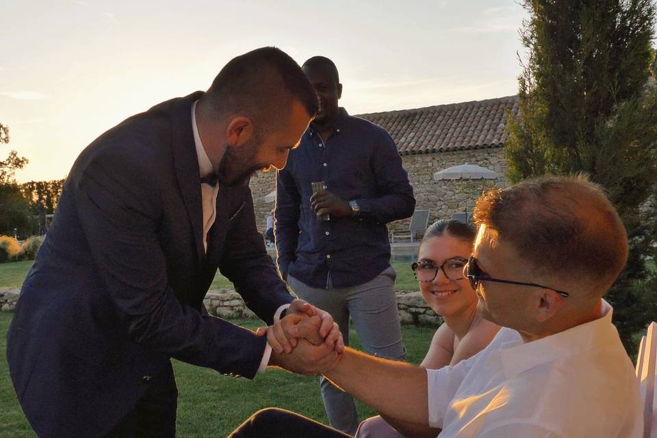 Sous les yeux des invités