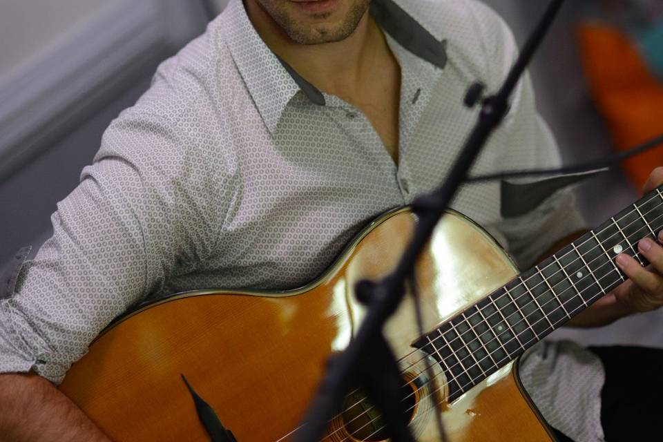 Gaël, guitare/chant/percussion