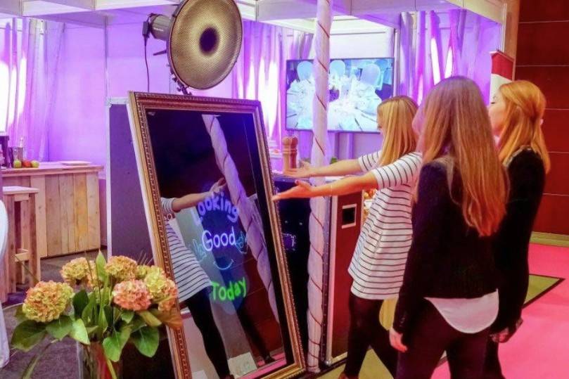 Orbital mirror booth Elegance