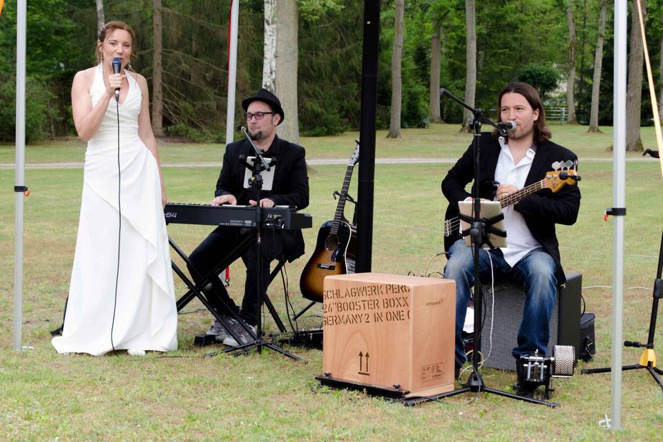 Chanteuse en blanc