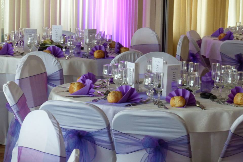 Salle de réception blanche et violette