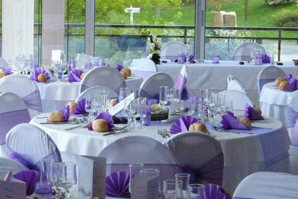 Salle de réception blanche et violette