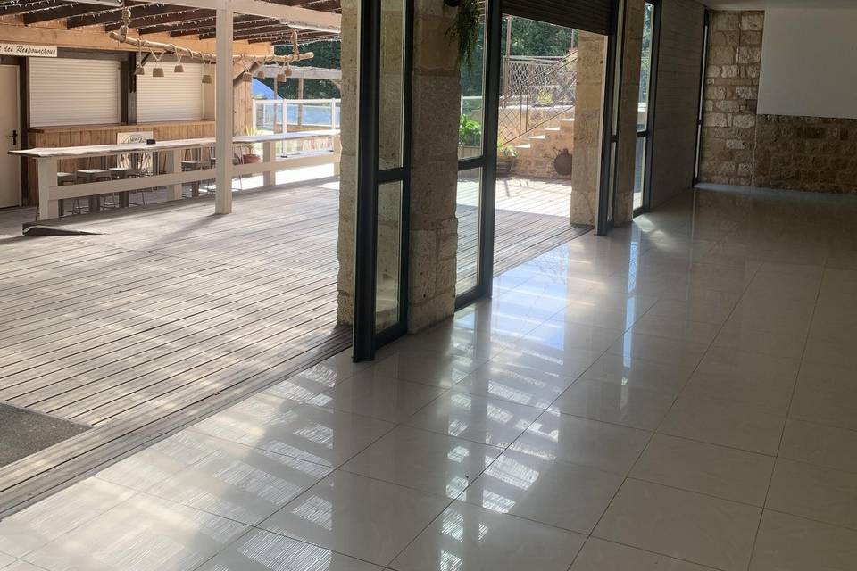 Salle avec terrasse et bar