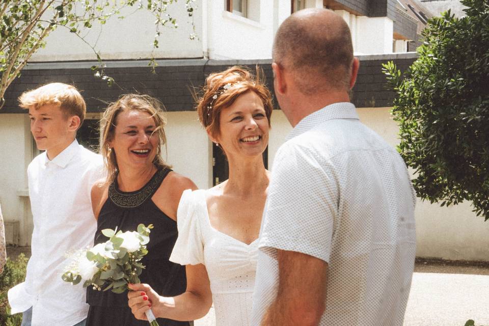 Mariée bouquet sourire