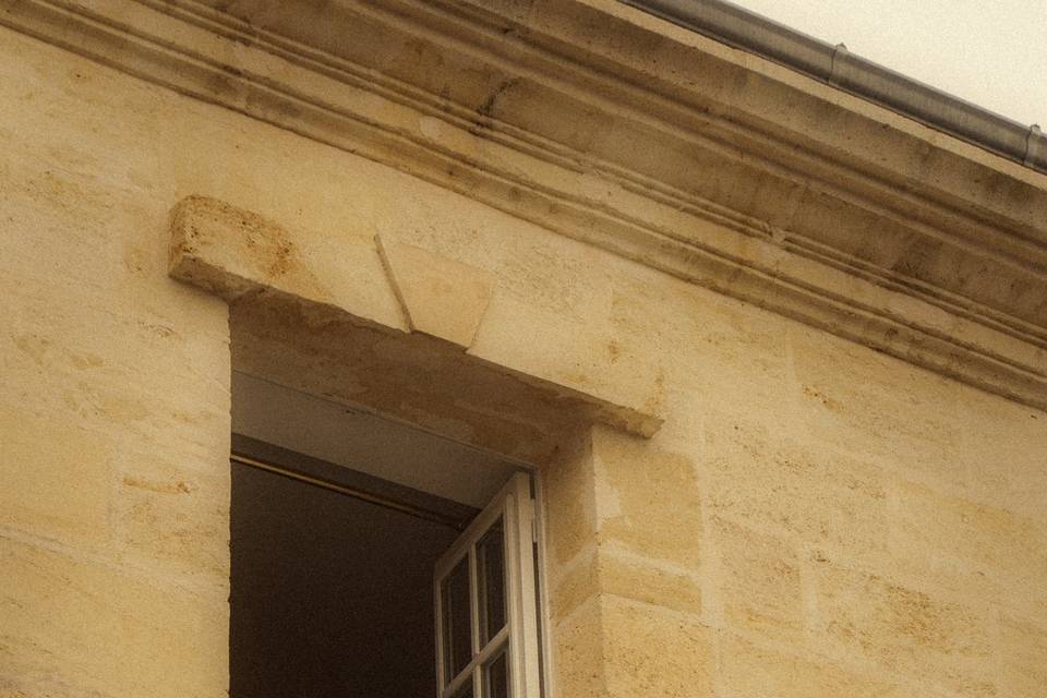 Mariés à la fenêtre