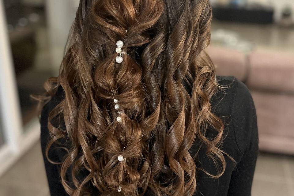 Coiffure demi attache