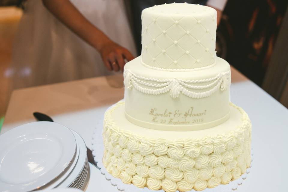 Couper le gâteau de mariage