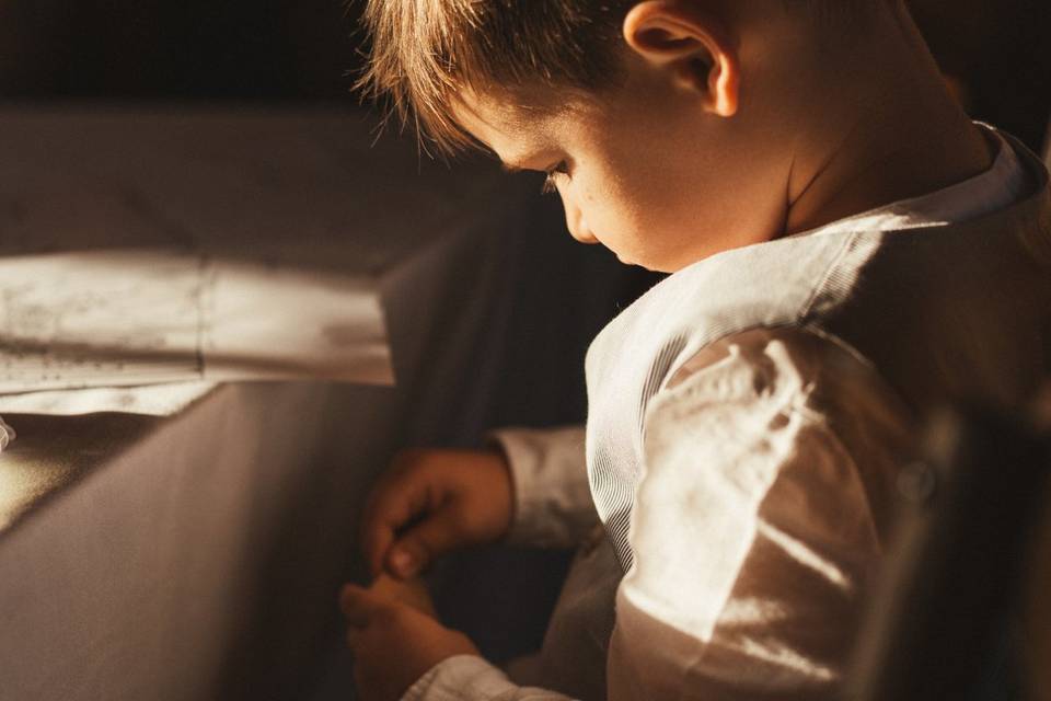 Enfant des mariés à table