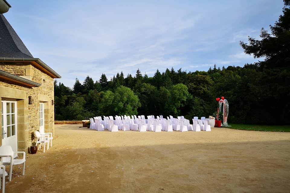 Mariés devant le château