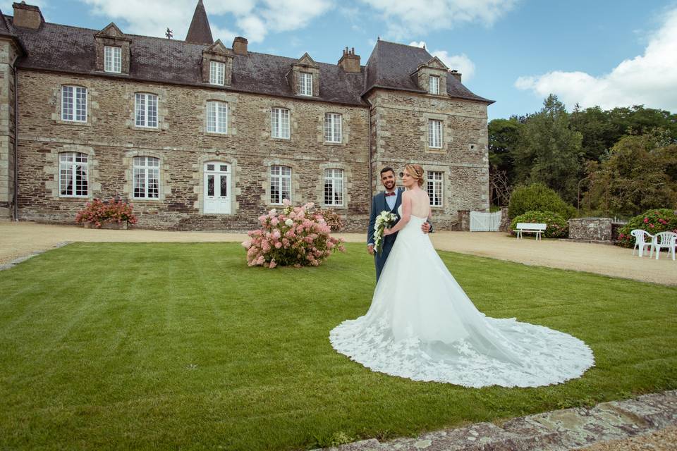 Mariés devant le château