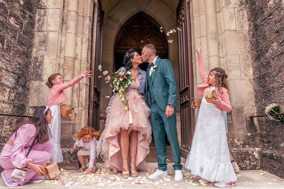 Sortie d’église, joie en éclat