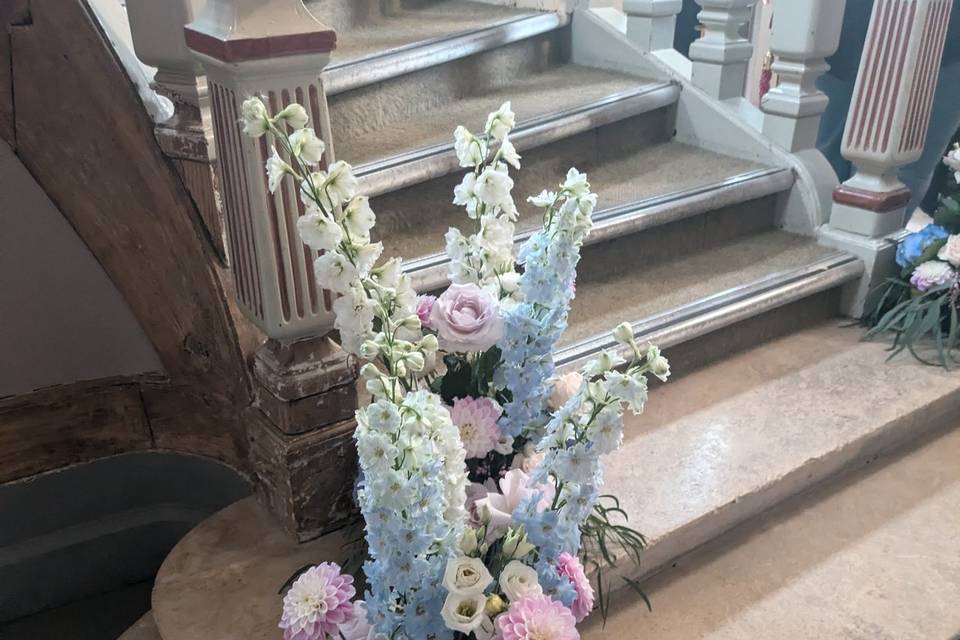 Fleurs escalier mariage