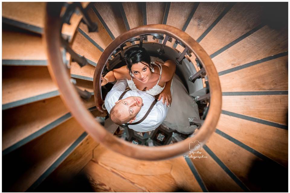 Dans l'escalier