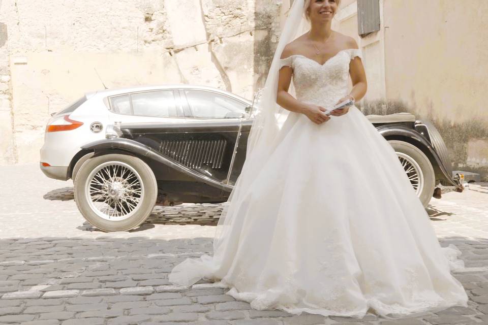 La mariée devant la mairie