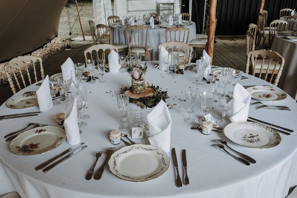 Ensemble de couverts pour restaurant de cuisine de fête de mariage