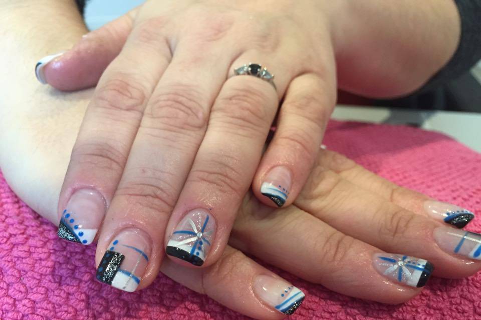 French noir et blanc avec nail art bleu argent