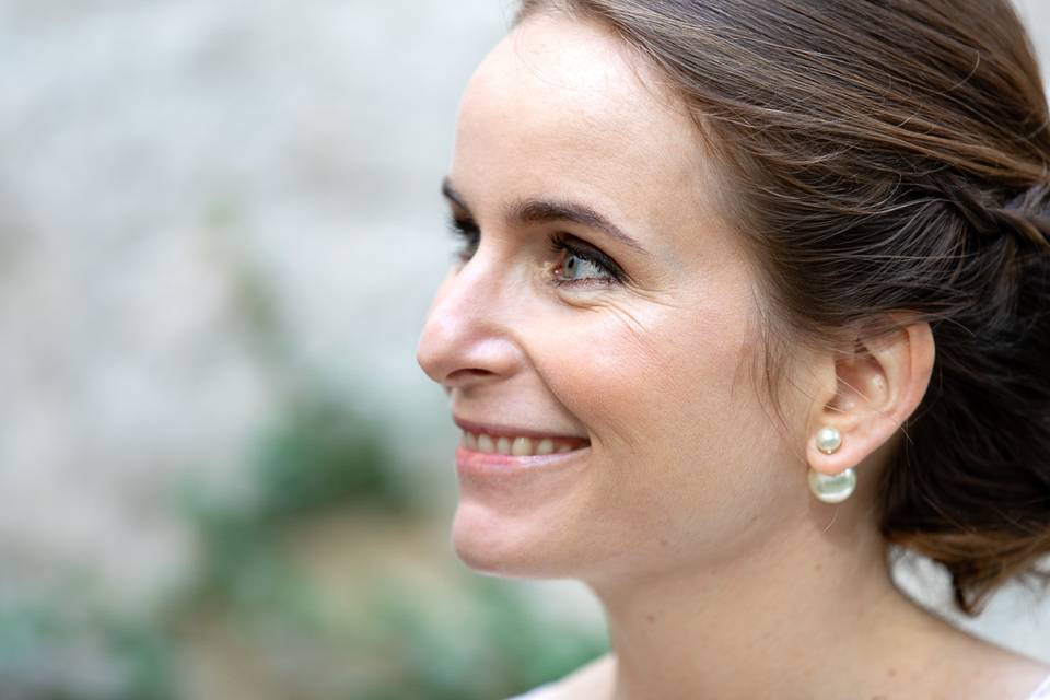 Mariée émue et souriante