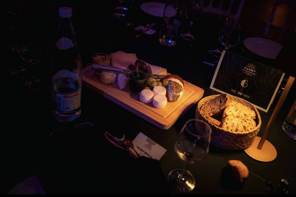 Plateau de fromage sur table