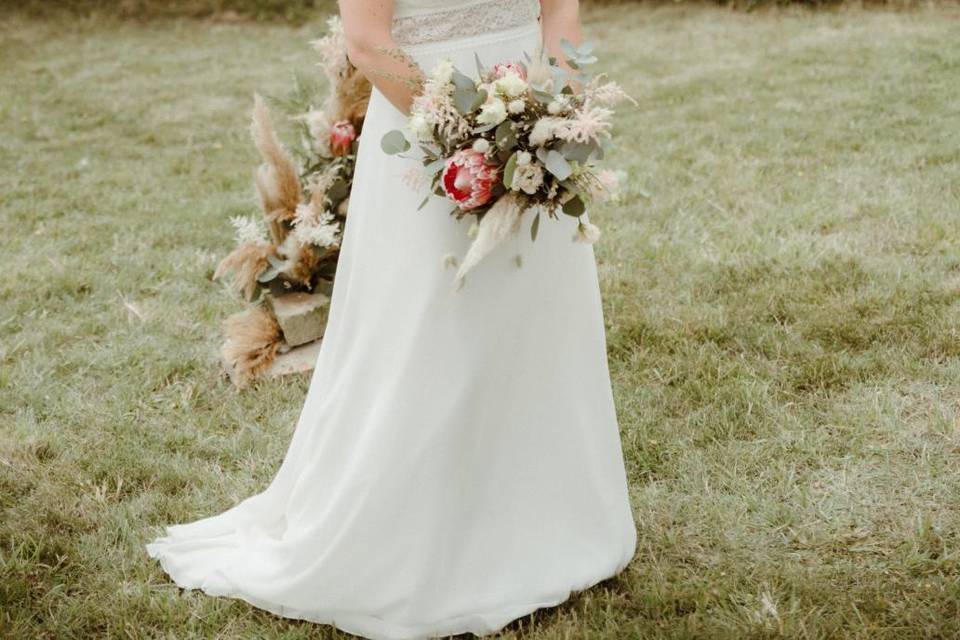 Bouquet et peigne de la mariée