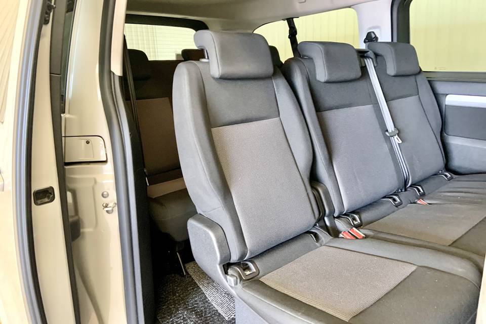 Intérieur arrière du minivan