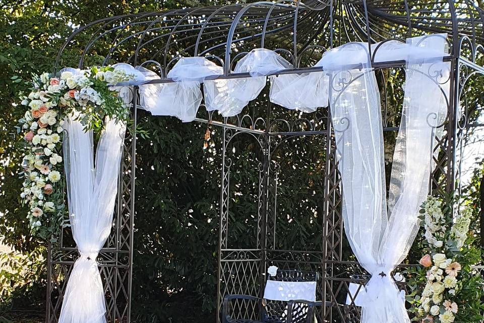 Kiosque mariage corail et blan