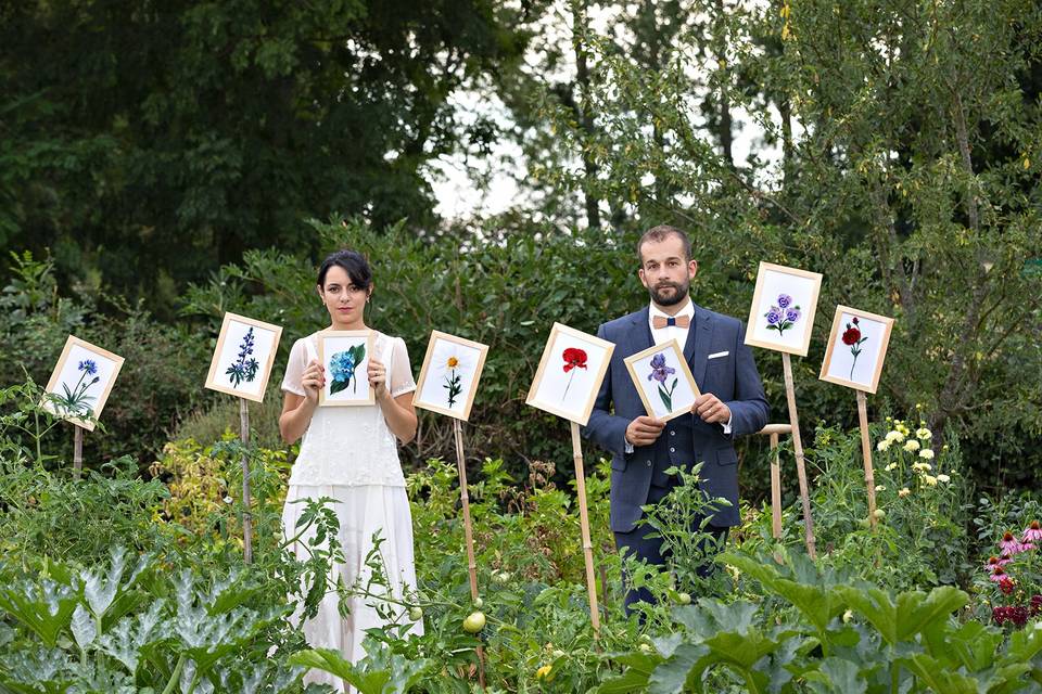 Mariés dans leur jardin