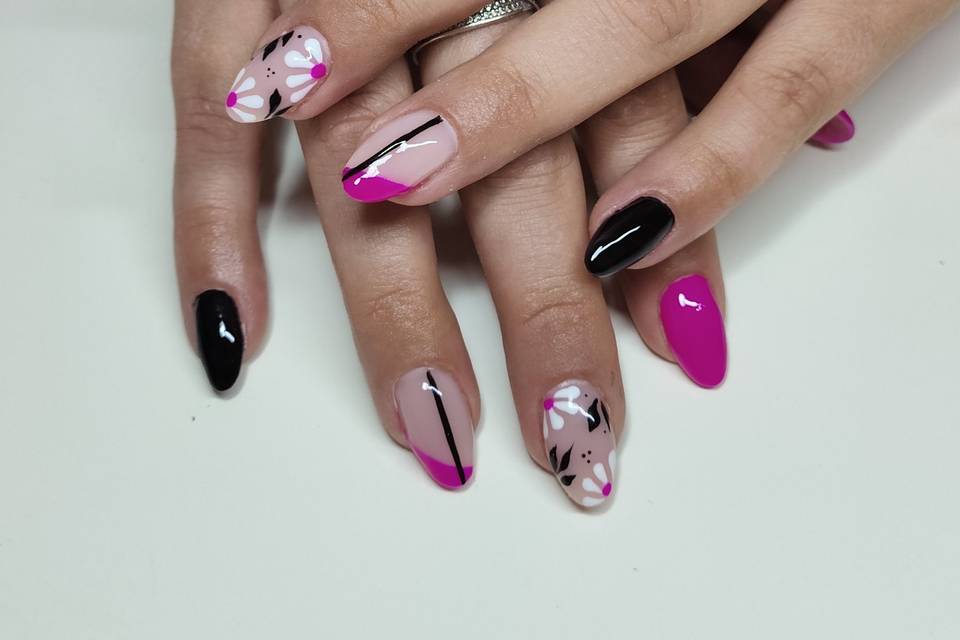 Nail art fleurs et graphiques